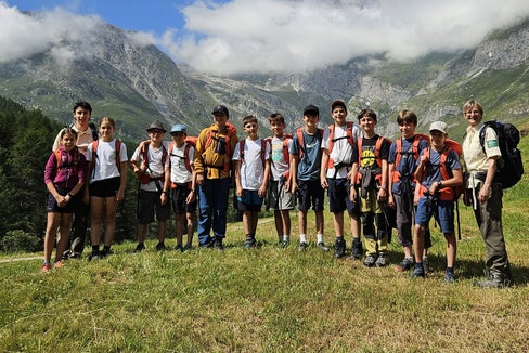 In viaggio insieme: 15 giovani hanno esplorato il Parco naturale Gruppo di Tessa nell’ambito dell’iniziativa “I giovani in vetta”. L’esperienza a contatto con la natura, l’attività fisica e lo scambio all’interno del gruppo sono stati i punti focali dell’iniziativa. (Foto: Ufficio Natura/Area Educazione alla natura e all’ambiente)