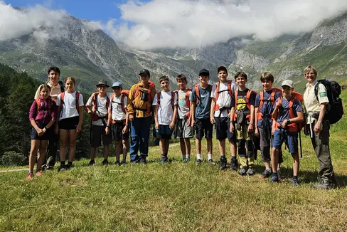 In viaggio insieme: 15 giovani hanno esplorato il Parco naturale Gruppo di Tessa nell’ambito dell’iniziativa “I giovani in vetta”. L’esperienza a contatto con la natura, l’attività fisica e lo scambio all’interno del gruppo sono stati i punti focali dell’iniziativa. (Foto: Ufficio Natura/Area Educazione alla natura e all’ambiente)