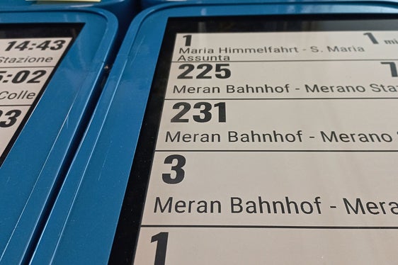 Proprio come sull'e-book: i display elettronici mostrano in tempo reale i dati sui collegamenti degli autobus in tedesco e in italiano, presto anche alle dodici fermate di Merano. (Foto: USP/Sta)