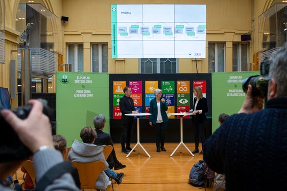 Marc Zebisch vom wissenschaftlichen Fachbeirat und Klaudia Resch vom Prozessbegleitungsteam im Gespräch mit Moderatorin Claudia Messner (v.l.). (Foto: LPA/Fabio Brucculeri)
