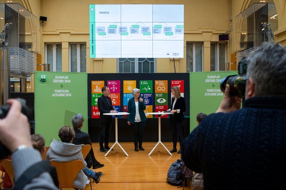 Marc Zebisch vom wissenschaftlichen Fachbeirat und Klaudia Resch vom Prozessbegleitungsteam im Gespräch mit Moderatorin Claudia Messner (v.l.). (Foto: LPA/Fabio Brucculeri)