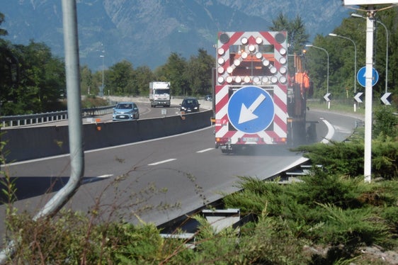Für die Bodenmarkierung bringt ein fahrender LKW thermoplastischen Farbstoff auf die Fahrbahn auf: So wird der Verkehr weniger beeinträchtigt als bei anderen Markierungsmethoden. (Foto: LPA/Landesabteilung Straßendienst)