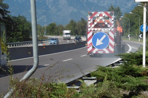 La segnaletica orizzontale viene ripristinata periodicamente: la linea di mezzeria a cadenza annuale, quelle laterali e quelle delle rampe ogni due anni (Foto: Servizio Segnaletica Provinciale)