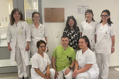 Das Gemeinschaftskrankenhaus in Meran ist bereits aktiv und natürlich auch das Team (im Bild), das die Patientinnen und Patienten zwischen Akutmedizin und Betreuung zu Hause versorgt. (Foto: LPA)