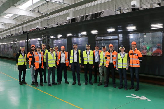 Von den Vorteilen der neuen Mehrsystemzüge überzeugt: Gruppenfoto beim Treffen der Südtiroler Delegation beim Zughersteller Alstom in Savilgiano, Piemont (Foto: LPA/Ingo Dejaco)