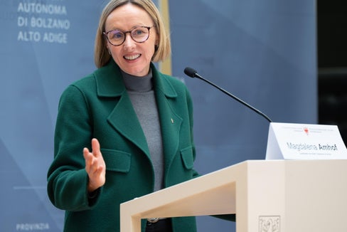 L'attuale prassi di pagamenti scaglionati e ritardati è incostituzionale, e questo è stato ora chiaramente confermato ancora una volta, afferma Magdalena Amhof, assessora al Lavoro, Europa e Personale della Provincia autonoma di Bolzano. Secondo Amhof, la Provincia sta lavorando da tempo a una soluzione per anticipare gli importi dovuti ai dipendenti pubblici. (Foto: USP/Greta Stuefer)