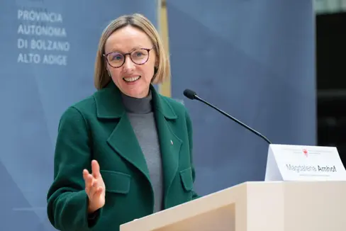 Die derzeitige Praxis der gestaffelten und verzögerten Auszahlung ist verfassungswidrig, das wurde nun in aller Klarheit erneut bestätigt, sagt Personal- und Arbeitslandesrätin Magdalena Amhof. In Südtirol arbeite man bereits seit einiger Zeit an einer Regelung, um die zustehenden Beträge den Angestellten im öffentlichen Dienst vorstrecken zu können, informiert Amhof. (Foto: LPA/Greta Stuefer)