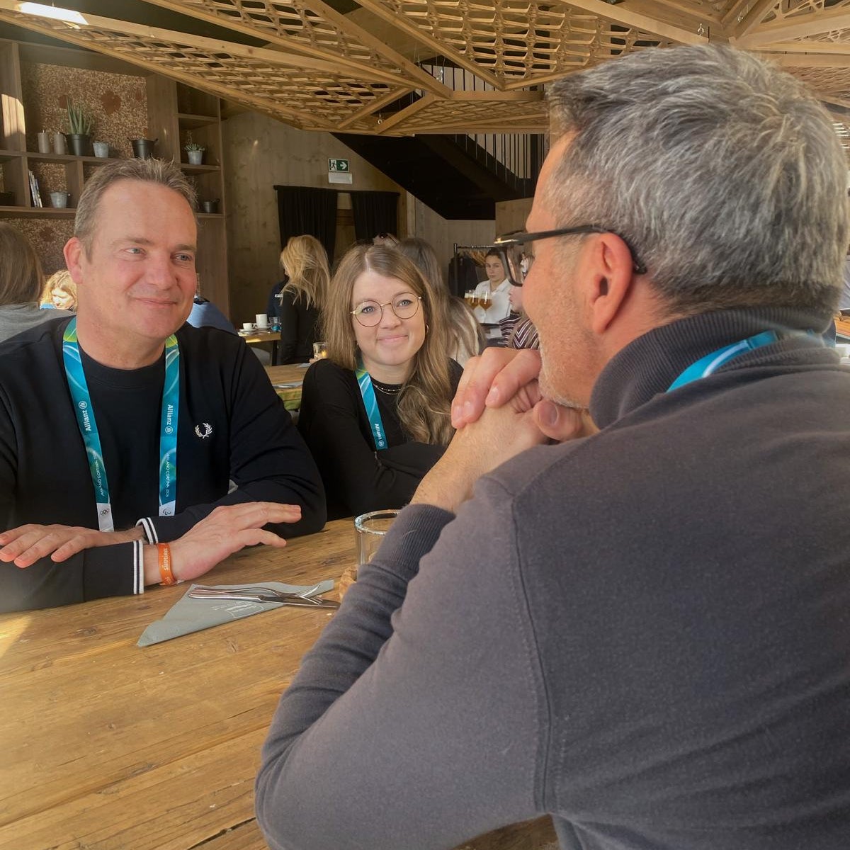 Il presidente della Provincia autonoma di Bolzano, Arno Kompatscher (di spalle) ad Anterselva assieme al ministro presidente della Comunità germanofona del Belgio, Oliver Paasch. A destra la deputata della Comunità Liesa Scholzen, che è anche senatrice a Bruxelles. (Foto: USP)