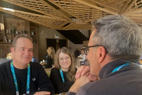 Der Landeshauptmann des Landes Südtirol, Arno Kompatscher (von hinten), sprach in Antholz mit dem Ministerpräsidenten der Deutschsprachigen Gemeinschaft Belgiens, Oliver Paasch, und die Abgeordnete der Gemeinschaft Liesa Scholzen, die auch Senatorin in Brüssel ist. (Foto: LPA)