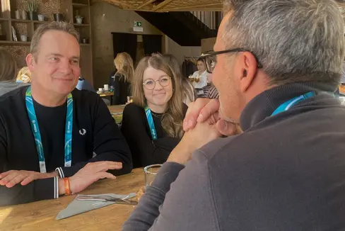 Der Landeshauptmann des Landes Südtirol, Arno Kompatscher (von hinten), sprach in Antholz mit dem Ministerpräsidenten der Deutschsprachigen Gemeinschaft Belgiens, Oliver Paasch, und die Abgeordnete der Gemeinschaft Liesa Scholzen, die auch Senatorin in Brüssel ist. (Foto: LPA)