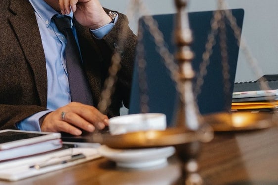 Bei unaufschiebbaren und dringende Anzeigen ist der Zugang zur Justizbehörde auch ohne 3G-Regelung möglich. (Foto: Pexels.com/Sora Shimazaki)