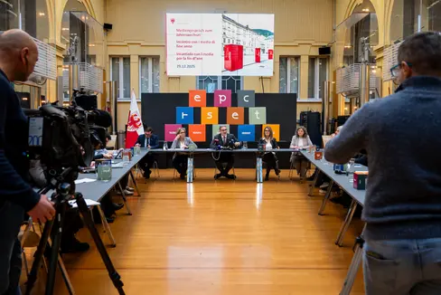 Beim Mediengespräch zum Jahreswechsel am 29. Dezember kündigte Landeshauptmann Arno Kompatscher die Wiederaufnahme der Gespräche mit den Gewerkschaften der Lehrkräfte an. (Foto: LPA/Fabio Brucculeri)