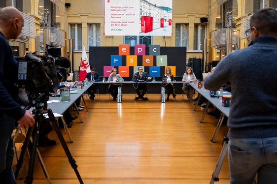 Beim Mediengespräch zum Jahreswechsel am 29. Dezember kündigte Landeshauptmann Arno Kompatscher die Wiederaufnahme der Gespräche mit den Gewerkschaften der Lehrkräfte an. (Foto: LPA/Fabio Brucculeri)