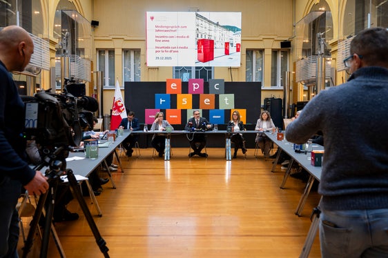 Durante la conferenza stampa di fine anno tenutasi il 29 dicembre, il presidente della Provincia Arno Kompatscher ha annunciato la ripresa delle trattative con i sindacati degli insegnanti. (Foto: USP/Fabio Brucculeri)