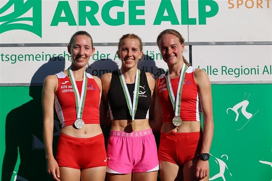 Doppio podio per l’Alto Adige nei 3000 metri al Meeting Arge Alp 2026: Katja Pattis (a sinistra) ha conquistato l’argento, mentre Lara Vorhauser (a destra) si è aggiudicata il bronzo. Al centro la vincitrice Marie-Theresia Gruber della selezione di Salisburgo. (Foto: FIDAL)