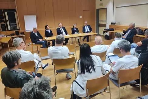 Sie sprachen über die Bedeutung des Krankenhauses Schlanders (von links): Sanitätsdirektor Josef Widmann, Bezirksdirektorin Irene Pechlaner, Generaldirektor Christian Kofler, Landesrat Hubert Messner und Ressortdirektor Michael Mayr. (Foto: LPA/Samuel Vieider)