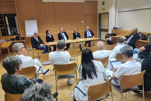 Sie sprachen über die Bedeutung des Krankenhauses Schlanders (von links): Sanitätsdirektor Josef Widmann, Bezirksdirektorin Irene Pechlaner, Generaldirektor Christian Kofler, Landesrat Hubert Messner und Ressortdirektor Michael Mayr. (Foto: LPA/Samuel Vieider)