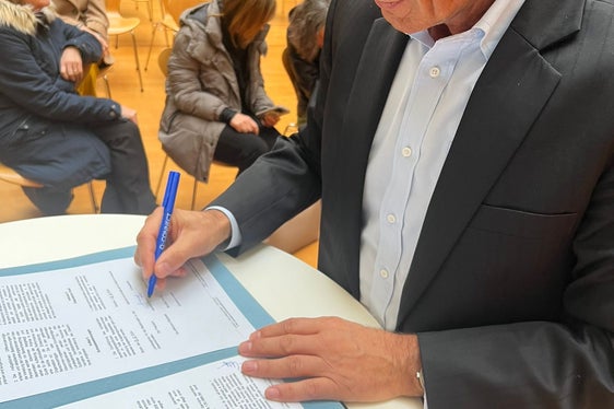 Hermann Troger, Vorsitzender der Landesagentur für die Beziehungen zu den Gewerkschaften, hat heute (19. November) den Vertrag unterzeichnet, mit dem die Auszahlung des Inflationsvorschusses eine weitere Hürde genommen hat. (Foto: LPA)