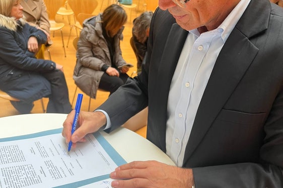 Hermann Troger, Vorsitzender der Landesagentur für die Beziehungen zu den Gewerkschaften, hat heute (19. November) den Vertrag unterzeichnet, mit dem die Auszahlung des Inflationsvorschusses eine weitere Hürde genommen hat. (Foto: LPA)