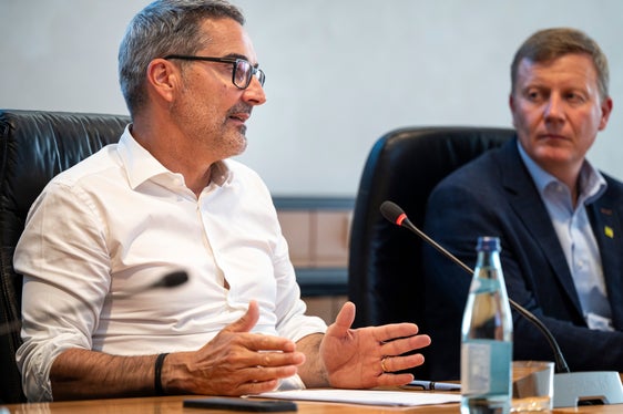 Gesprochen wurde beim Treffen der Sozialpartner darüber, wie neben Lohnerhöhungen auch Themen wie Vereinbarkeit von Familien- und Berufsleben oder Nachhaltigkeit in all ihren Ausprägungen besser und noch mehr in der Wirtschaftswelt verankert werden können. Dafür wollen wir Anreize setzen, die unter anderem über eine IRAP-Reduzierung laufen könnten, unterstrich Landeshauptmann Arno Kompatscher, im Bild mit Bauernbundobmann Daniel Gasser. (Foto: LPA/Fabio Brucculeri)