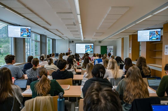 Studiengangsleiter Maurizio Sanguinetti begrüßte die Studierenden im Namen der Universität Cattolica und freute sich über die erfolgreiche Umsetzung des neuen Studiengangs in Bozen. (Foto: LPA/Greta Stuefer)