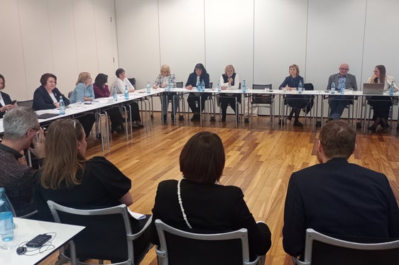 Die Forscherin des Eurac Research Institute for Comparative Federalism Elisabeth Alber und der Leiter des Center for Autonomy Experience Marc Röggla gaben der Delegation aus der Republik Moldau einen Überblick über das Hospitationsprogramm. Im Anschluss wurde unter anderem zu den Themen Rechtliche Grundlagen und Praxis der Mehrsprachigkeit im Bildungswesen referiert. (Foto: LPA/Direktion Ladinische Bildung und Kultur)