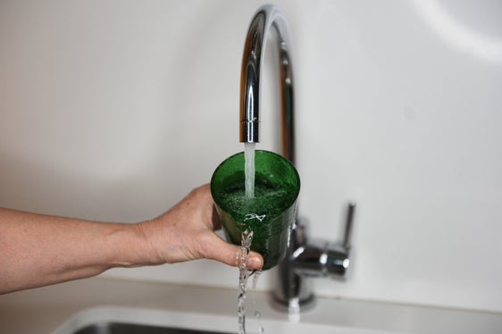 Die PFAS-Werte im Südtiroler Trinkwasser liegen deutlich unter den Grenzwerten, die seit Februar 2023 auch in Italien gelten. Unter PFAS werden chemische Substanzen verstanden, die in der industriellen Produktion verwendet werden. (Foto: LPA/Agentur für Umwelt und Klimaschutz)