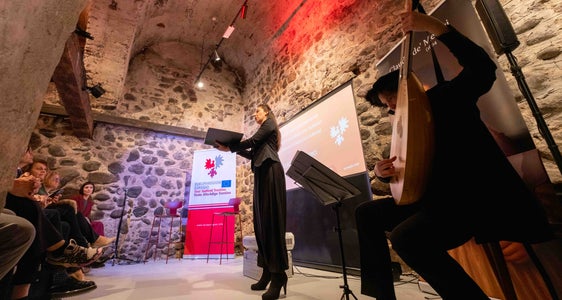 Ad accompagnare il Giovedì culturale dell'Euregio con la musica barocca la cantante Giorgiana Pelliccia (in piedi) e Alessandro Baldessarini al liuto. (Foto: LPA/Jacopo Coen)
