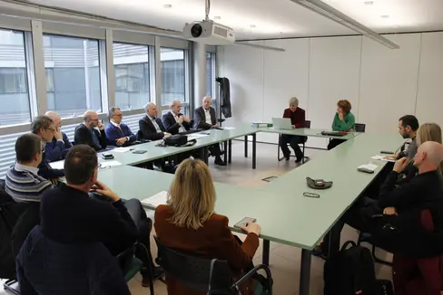 L'assessora provinciale Pamer, la direttrice di Dipartimento Morandini e i rappresentanti di “Alto Adige sociale” nell'incontro odierno hanno concordato sulla volontà di affrontare uniti le sfide future nell'interesse della coesione sociale (Foto: ASP/Hannes Wisthaler)