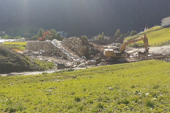 Der Schutz vor der Lawine Eberhöfer in Martell wird durch einen neuen Schutzdamm verstärkt. (Foto: Agentur für Bevölkerungsschutz/Amt für Wildbach- und Lawinenverbauung West)