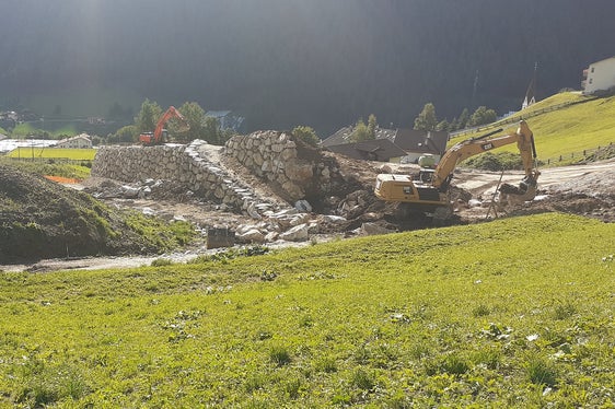La protezione contro la valanga dell'Eberhöfer a Martello viene rafforzata da una nuova diga di protezione. (Foto: Agenzia per la protezione civile/Ufficio Sistemazione bacini montani ovest)