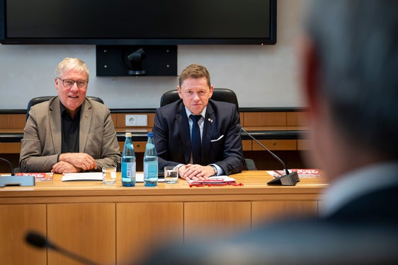 Il deputato dei Verdi Jürgen Frömmrich (a sinistra) e il deputato della CDU André Stolz conversano con il presidente della Provincia Kompatscher. (Foto: USP/Fabio Brucculeri)
