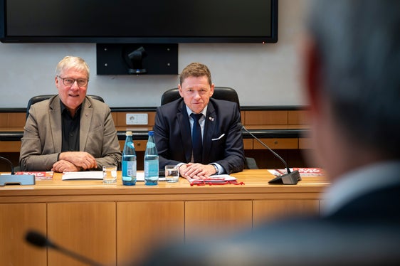 Il deputato dei Verdi Jürgen Frömmrich (a sinistra) e il deputato della CDU André Stolz conversano con il presidente della Provincia Kompatscher. (Foto: USP/Fabio Brucculeri)