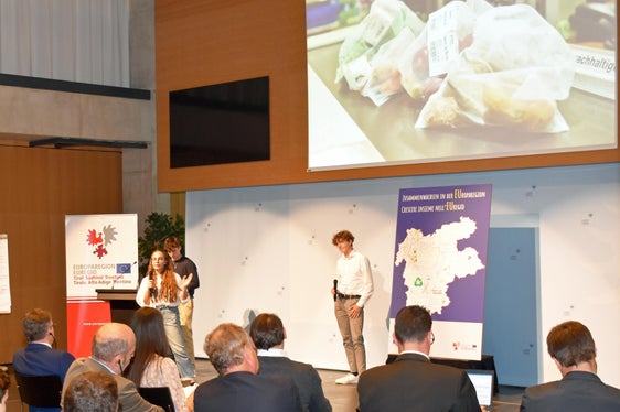 Am Projekt Drei Länder. Drei Schulen. Ein Europa. beteiligten sich Schulklassen des Innsbrucker Bundesrealgymnasiums Adolf-Pichler-Platz, des Bozner Franziskanergymnasiums sowie des Trientner Liceo Galileo Galilei. (Foto: Land Tirol/Konrad Pölzl)