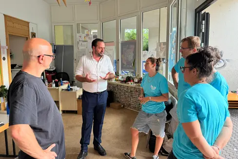 Il vicepresidente e assessore provinciale alla Cultura italiana Marco Galateo ha preso parte alla prima edizione del Paloo Fest a Sinigo; un appuntamento ricco di eventi culturali, artistici e comunitari dedicati alla trasformazione e alla rigenerazione urbana. (Foto: USP)