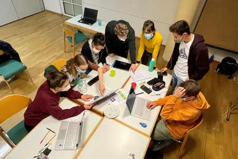 Intensiv an mathematischen Lösungen gearbeitet haben die Oberschulabgängerinnen und Oberschulabgänger in der vergangenen Woche in Tramin. (Foto: LPA/Deutsche Bildungsdirektion)