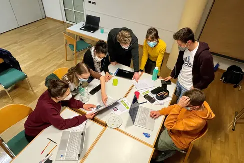 Intensiv an mathematischen Lösungen gearbeitet haben die Oberschulabgängerinnen und Oberschulabgänger in der vergangenen Woche in Tramin. (Foto: LPA/Deutsche Bildungsdirektion)