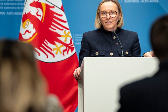 Damit wir autonom handeln können, sind jedoch viele formale Zwischenschritte notwendig, einen weiteren davon haben wir heute gesetzt, erläuterte Personallandesrätin Magdalena Amhof. (Foto: LPA/Fabio Brucculeri)