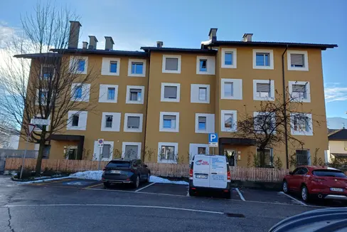 In Bruneck wurde dieses Gebäude mit Sozialwohnungen mit den Mitteln aus dem gesamtstaatlichen Ergänzungsplan zum PNRR energetisch auf Vordermann gebracht. (Foto: LPA/Carla Broccardo)