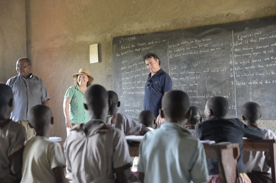 Landesrätin Rosmarie Pamer hat im Frühjahr 2025 mehrere Projekte, die auch mit Südtiroler Hilfe umgesetzt werden, in Uganda besucht. Ein Schwerpunkt der Südtiroler Projekte ist unter anderem die Stärkung der (Aus-)Bildung junger Menschen vor Ort. (Foto: LPA/Hannes Wisthaler)