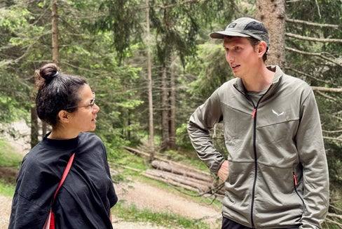 Avviato con successo il progetto pilota: i Südtirol Alto Adige Ranger – nella foto Jonas Lintner mentre parla con una visitatrice al GEOPARC Bletterbach – sensibilizzeranno il pubblico sul comportamento corretto da tenere in natura durante la stagione estiva 2026. (Foto: GEOPARC Bletterbach/Monika Franzelin)