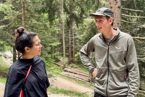 Pilotprojekt erfolgreich gestartet: Die Südtirol Alto Adige Ranger - im Bild Jonas Lintner im Gespräch mit einer Besucherin im GEOPARC Bletterbach - sensibilisieren in der Sommersaison 2026 für das richtige Verhalten in der Natur. (Foto: GEOPARC Bletterbach/Monika Franzelin)