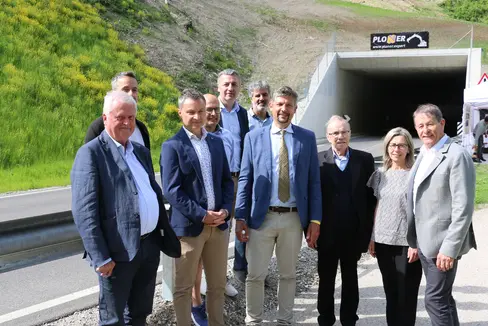 Feierstunde zur Eröffnung der neuen Lawinengalerie Pieterstein: LR Alfreider (Mi.) mit Bürgermeister Paul Niederbrunner, Pfarrer Anton Auer und Mitarbeitenden der Planungs- und Baufirmen sowie der Landesabteilung Tiefbau. (Foto: LPA/Patrick Thaler)