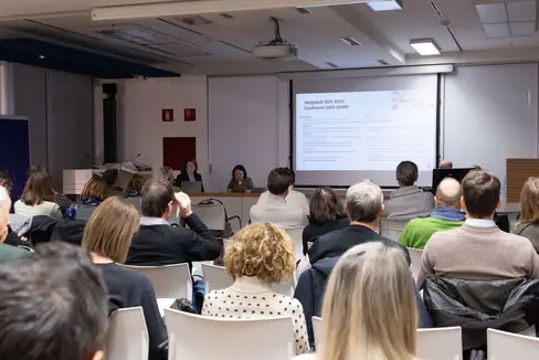 Il 3 febbraio, l'assessora provinciale Rosmarie Pamer e Brigitte Waldner, direttrice dell'Ufficio Anziani e distretti sociali, hanno discusso con i rappresentanti dei centri di assistenza fiscale, dei patronati, dei servizi sociali, delle parti sociali e della Consulta per la famiglia i risultati dell'analisi sulla revisione del sistema di rilevazione del reddito e del patrimonio. (Foto: USP/Hannes Wisthaler)