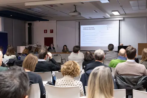 Il 3 febbraio, l'assessora provinciale Rosmarie Pamer e Brigitte Waldner, direttrice dell'Ufficio Anziani e distretti sociali, hanno discusso con i rappresentanti dei centri di assistenza fiscale, dei patronati, dei servizi sociali, delle parti sociali e della Consulta per la famiglia i risultati dell'analisi sulla revisione del sistema di rilevazione del reddito e del patrimonio. (Foto: USP/Hannes Wisthaler)