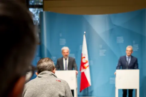 Der Borkenkäfer richtet in Südtirols Wälder weiterhin Schaden an. Landesrat Arnold Schuler (links) und Forstdienst-Abteilungsdirektor Günther Unterthiner haben die Lage bei einer Pressekonferenz erläutert. (Foto: LPA/Fabio Brucculeri)