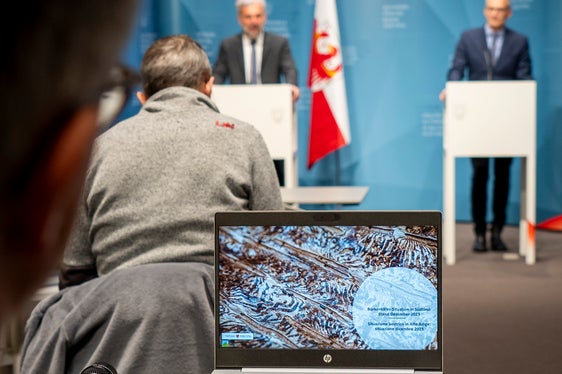 Der Borkenkäfer richtet in Südtirols Wälder weiterhin Schaden an. Landesrat Arnold Schuler (links) und Forstdienst-Abteilungsdirektor Günther Unterthiner haben die Lage bei einer Pressekonferenz erläutert. (Foto: LPA/Fabio Brucculeri)