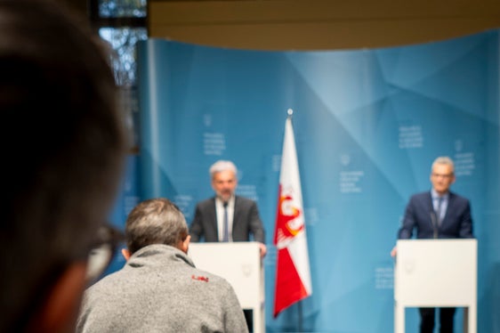 Der Borkenkäfer richtet in Südtirols Wälder weiterhin Schaden an. Landesrat Arnold Schuler (links) und Forstdienst-Abteilungsdirektor Günther Unterthiner haben die Lage bei einer Pressekonferenz erläutert. (Foto: LPA/Fabio Brucculeri)