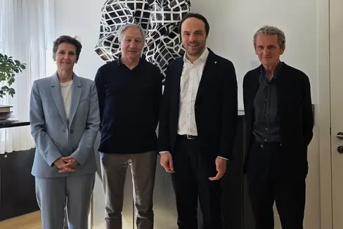 Aussprache über das Südtiroler Chronikwesen (von rechts): SBZ-Geschäftsführer Klaus Tumler, Kulturlandesrat Philipp Achammer, Landeschronist Wolfgang Thöni und Ulrike Stubenruß, Referentin für das Chronikwesen am SBZ. (Foto: LPA/Barbara Raffl)