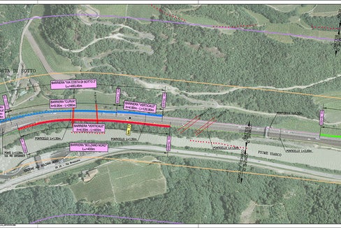 Ortophoto-Aufnahme mit den drei geplanten Lärmschutzwänden entlang der Brennerautobahn (A22) bei Bozen Nord und etwas nördlich davon. (Foto: LPA/Brennerautobahn AG)